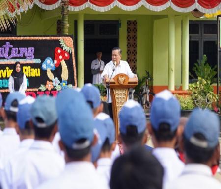 Sekda Riau memimpin apel di SMAN 3 Bagan Sinembah, Rohil (foto/Yuni)